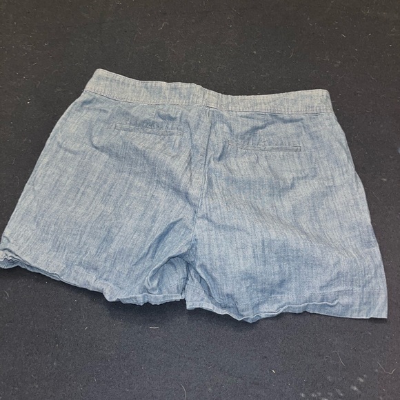 Light wash shorts with buttons - Picture 3 of 3